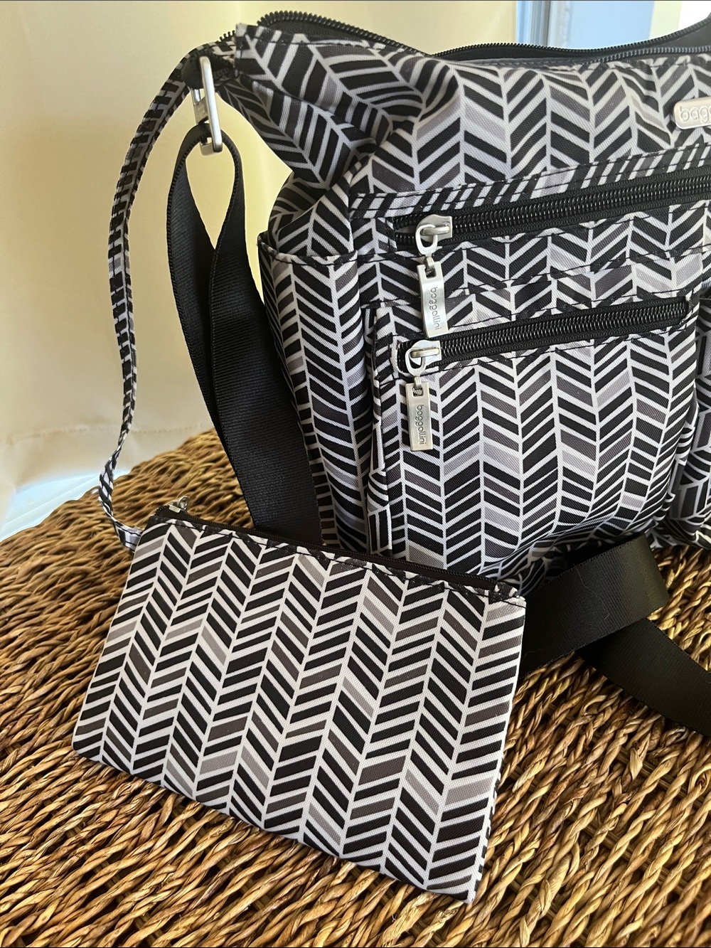 Baggallini Everywhere Bag Chevron Crossbody Bag - Picture 7 of 13